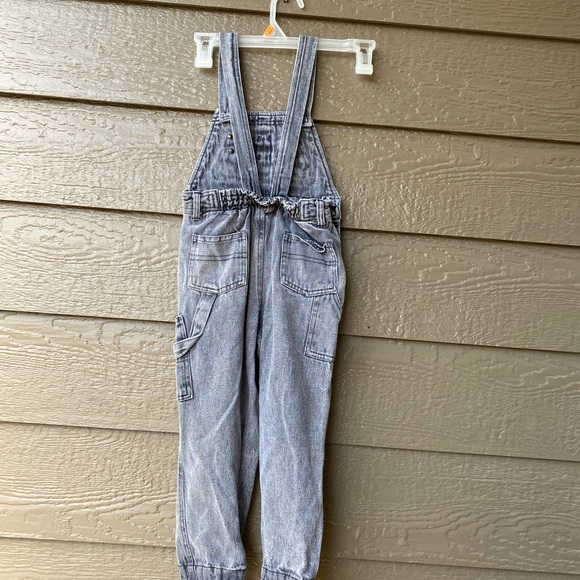 ADORABLE 90S KIDS ACID WASH DENIM OVERALLS WITH CARGO POCKETS - Picture 2 of 16